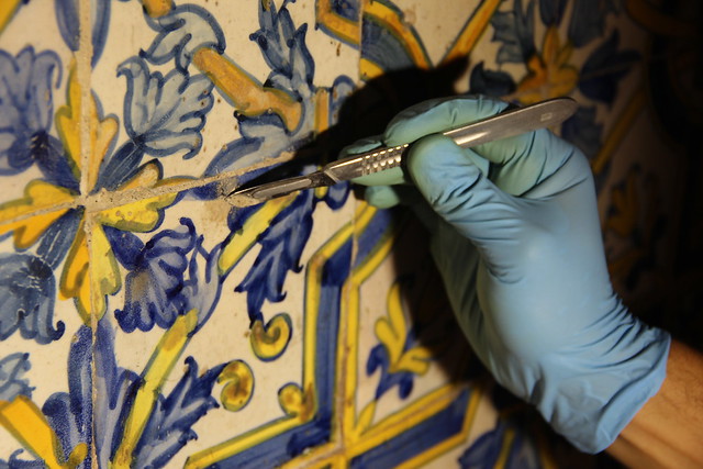 Reabilitação de azulejos na Sala dos Capelos