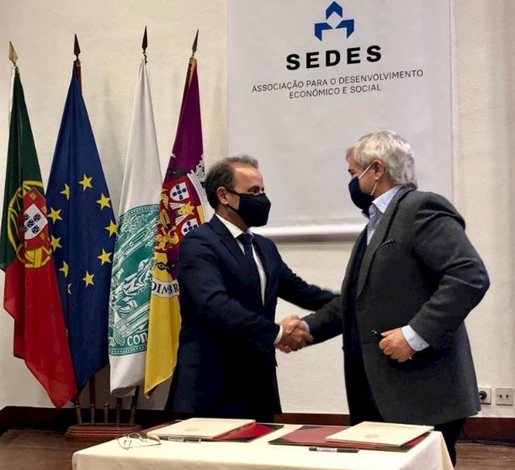 A parceria foi assinada pelo Reitor da UC, Amílcar Falcão, e pelo Presidente do Conselho Coordenador da SEDES, Álvaro Beleza.