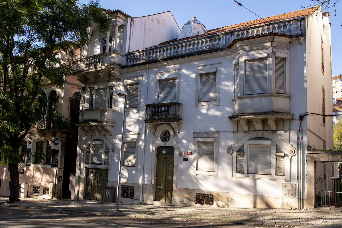 A casa onde está instalada a creche dos SASUC situa-se na Rua Lourenço de Almeida Azevedo