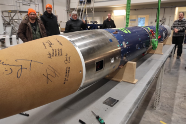 A imagem do foguetão MASER-15 no centro espacial de Esrange, com algumas assinaturas de investigadores
que levam experiências até ao espaço (pormenor do nome do Prof. João Gabriel e U. Coimbra).